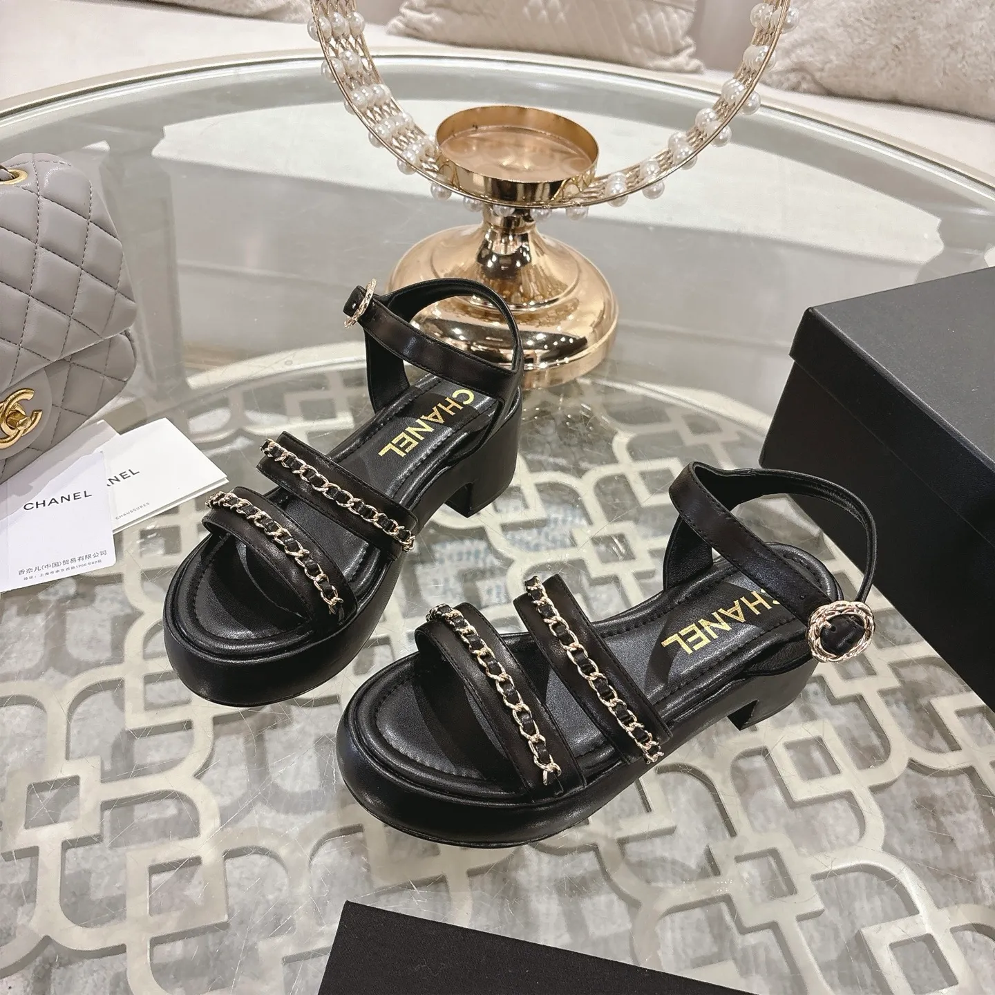 👟👟Ex-factory price 560👟👟Chanel Xiaoxiang 2025ss spring and summer latest catwalk fashion chain decoration top quality! Accurate to 1:1, light luxury without tiring the feet, the upper foot can be matched with spring and summer clothes at will, highlighting texture and taste, simple yet luxurious appearance, even if it is just a pair of sandals, it is definitely a must-have pair in the summer shoe cabinet. Upper: imported lambskin. Lining: imported sheepskin lining. Outsole: original customized outsole. Size: 35-40 (40.41.42 custom-made, non-returnable)
